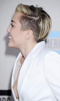 Miley-Cyrus_Update-i2jt8ijukc.jpg