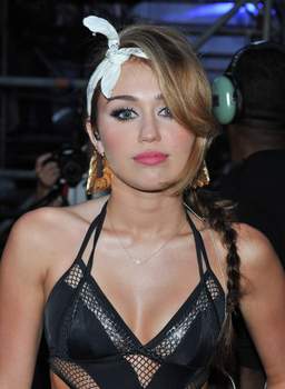 Miley Cyrus_Updatec2jt80g6sj.jpg