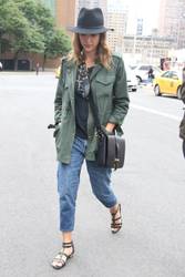 19076360__Jessica_Alba_-_out_in_New_York