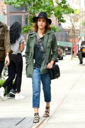 19076516__Jessica_Alba_-_out_in_New_York