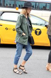 19076540__Jessica_Alba_-_out_in_New_York
