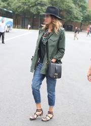 19076542__Jessica_Alba_-_out_in_New_York