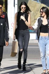 21912131_Kendall-Jenner-in-Tight-Ripped-