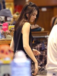 21912132_Kendall-Jenner-in-Tight-Ripped-