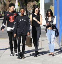 21912133_Kendall-Jenner-in-Tight-Ripped-
