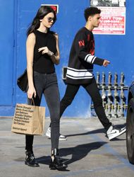 21912138_Kendall-Jenner-in-Tight-Ripped-