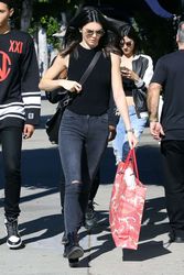 21912141_Kendall-Jenner-in-Tight-Ripped-
