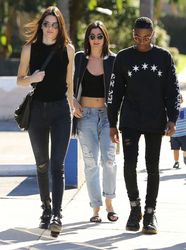 21912142_Kendall-Jenner-in-Tight-Ripped-