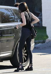 21912144_Kendall-Jenner-in-Tight-Ripped-
